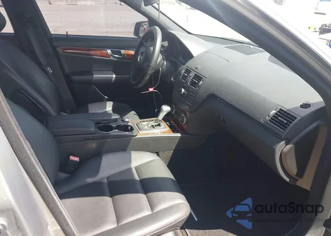 2011 Mercedes-Benz C 300 Luxury/Sport z USA, uszkodzony, nr VIN WDDGF5EB7BF632388